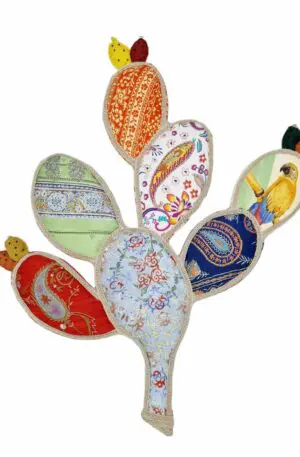 Pale di fico d’india  realizzate artigianalmente con tessuti raffinati e microperline.
Altezza 70 cm
Vaso non incluso Spedizione Gratuita