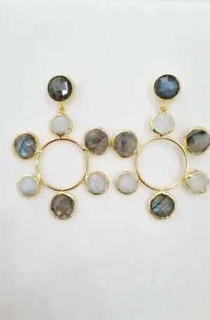 Orecchini realizzati con labradorite ed ottone. Peso 7gr Lunghezza 5.5cm Spedizione Gratuita