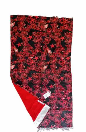 Telo mare corallo rosso  con frange taschino interno con chiusura a strappo composizione: 100% cotone esterno e 100% microspugna interno larghezza 92 cm lunghezza 160 cm Spedizione Gratuita
