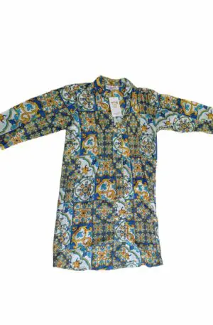 Caftano camicione fantasia pesci maioliche con bottoni,tessuto coprente,manica 3 quarti con bottoncino per far manica corta.presenza di decorazioni con microperline. taglie: S/M; L/XL100% cotone Spedizione Gratuita