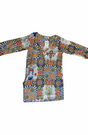 Caftano copricostume fantasia teste di moro e ruote con spacchette laterali, scollo a V, presenza di microperline
Taglie: S/M; L/XL
100% Cotone Spedizione Gratuita