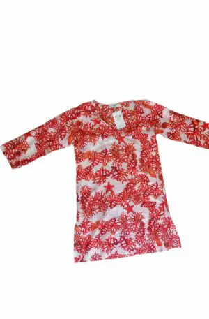 Caftano copricostume fantasia Corallo sfondo bianco spacchette laterali,tessuto un po velato, scollo a V, presenza di microperline
Taglie: S/M; L/XL
100% Cotone Spedizione Gratuita