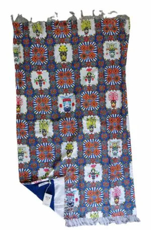 Telo mare teste di moro con frange taschino interno con chiusura a strappo composizione: 100% cotone esterno e 100% microspugna interno larghezza 92 cm lunghezza 160 cm Spedizione Gratuita