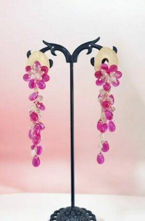 Orecchini realizzati con quarzi ed  agata su perno in ottone.
Lunghezza 8.5cm
Peso 11.2 gr Spedizione Gratuita