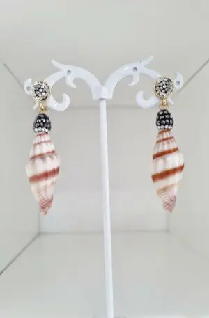 Orecchini conchiglia e marcasite.
Lunghezza 6cm
Peso 5.5gr Spedizione Gratuita