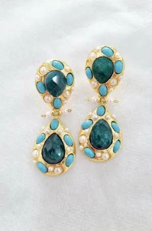 Orecchini realizzati su base in ottone con pietre naturali turchese e perle di majorca incastonati.
Lunghezza 5cm
Peso 12.3gr Spedizione Gratuita