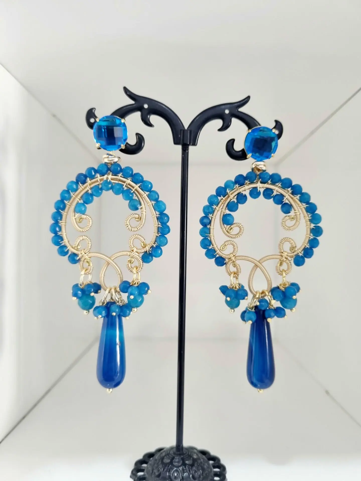 Orecchini realizzati artigianalmente con ottone ed agata
Peso 15.9gr
Lunghezza 9 cm Spedizione Gratuita