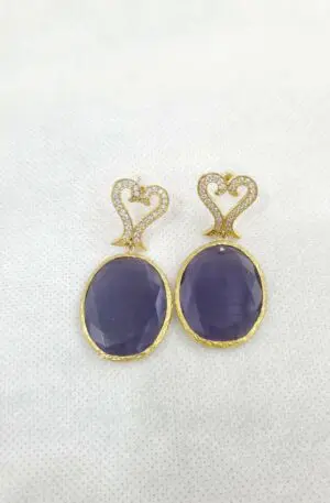 Orecchinirealizzati con occhio di gatto viola e perno in ottone con zirconi. 
Lunghezza 5cm Spedizione Gratuita