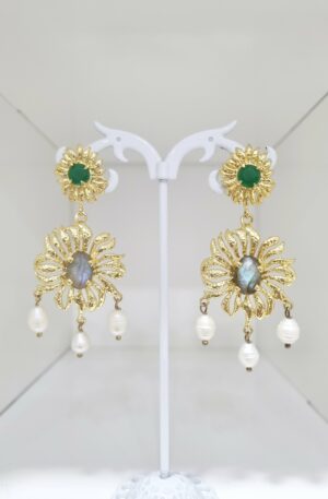 Orecchini realizzati con ottone,perle di fiume,labradorite ed agata
Peso 9.8gr
Lunghezza 6 cm Spedizione Gratuita