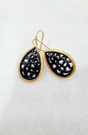 Orecchini realizzati con giada contornata da ottone. Colore nero
Lunghezza 3.5cm
Peso 2.1gr Spedizione Gratuita