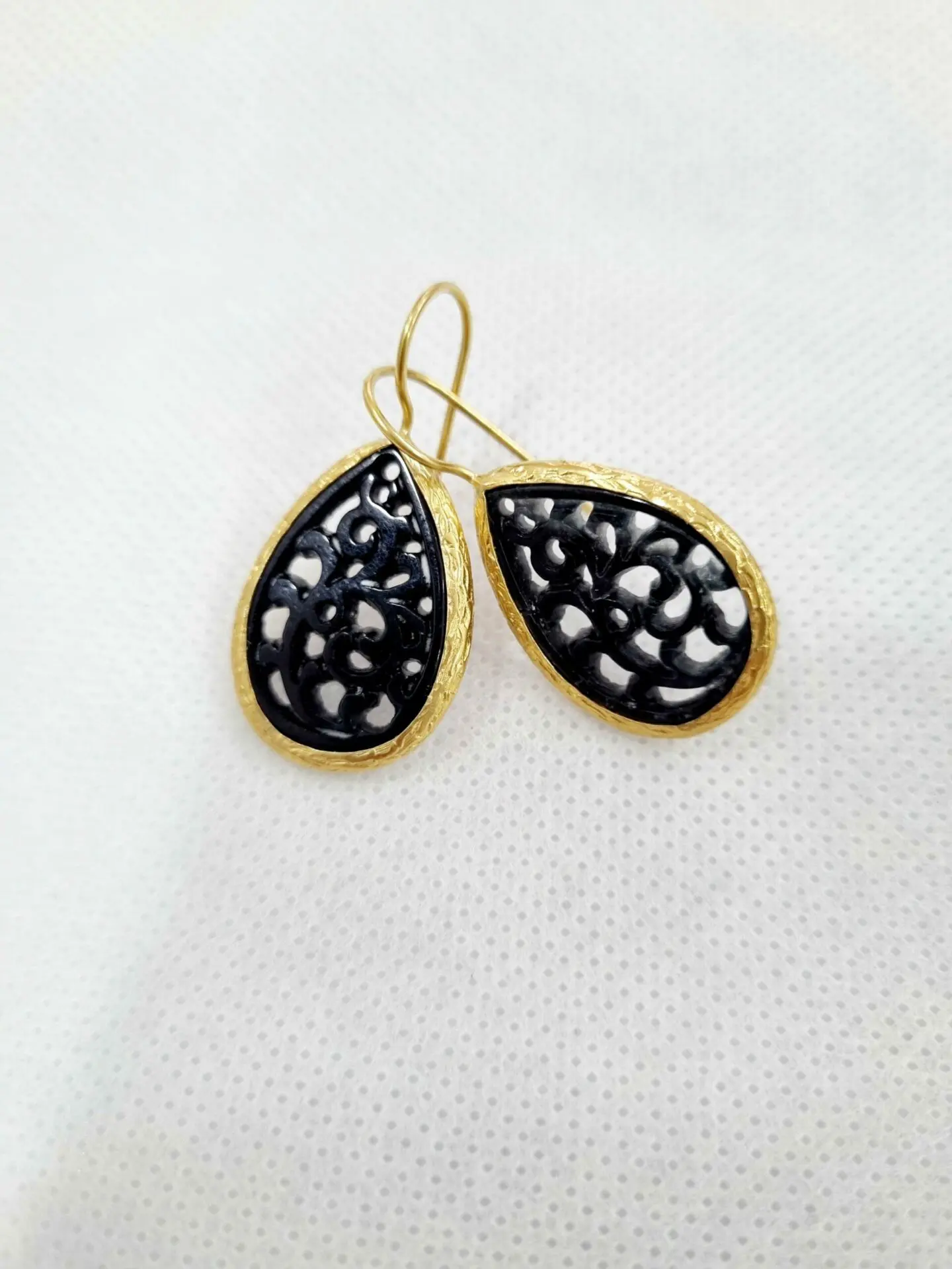 Orecchini realizzati con giada contornata da ottone. Colore nero
Lunghezza 3.5cm
Peso 2.1gr Spedizione Gratuita