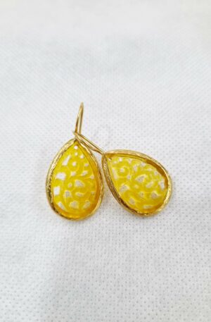 Orecchini realizzati con giada contornata da ottone. colore giallo
Lunghezza 3.5cm
Peso 2.1gr Spedizione Gratuita