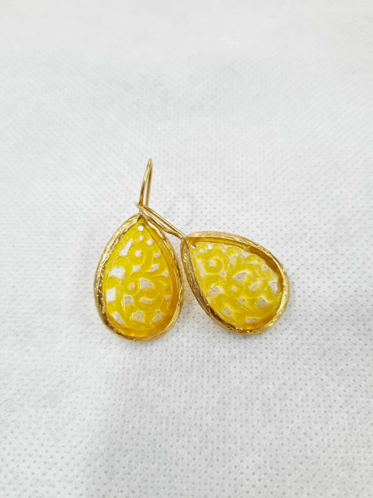 Orecchini realizzati con giada contornata da ottone. colore giallo
Lunghezza 3.5cm
Peso 2.1gr Spedizione Gratuita