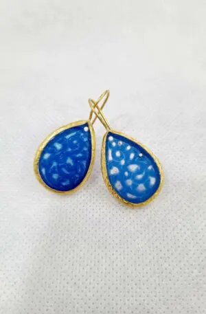 Orecchini realizzati con giada contornata da ottone. colore azzurro
Lunghezza 3.5cm
Peso 2.1gr Spedizione Gratuita