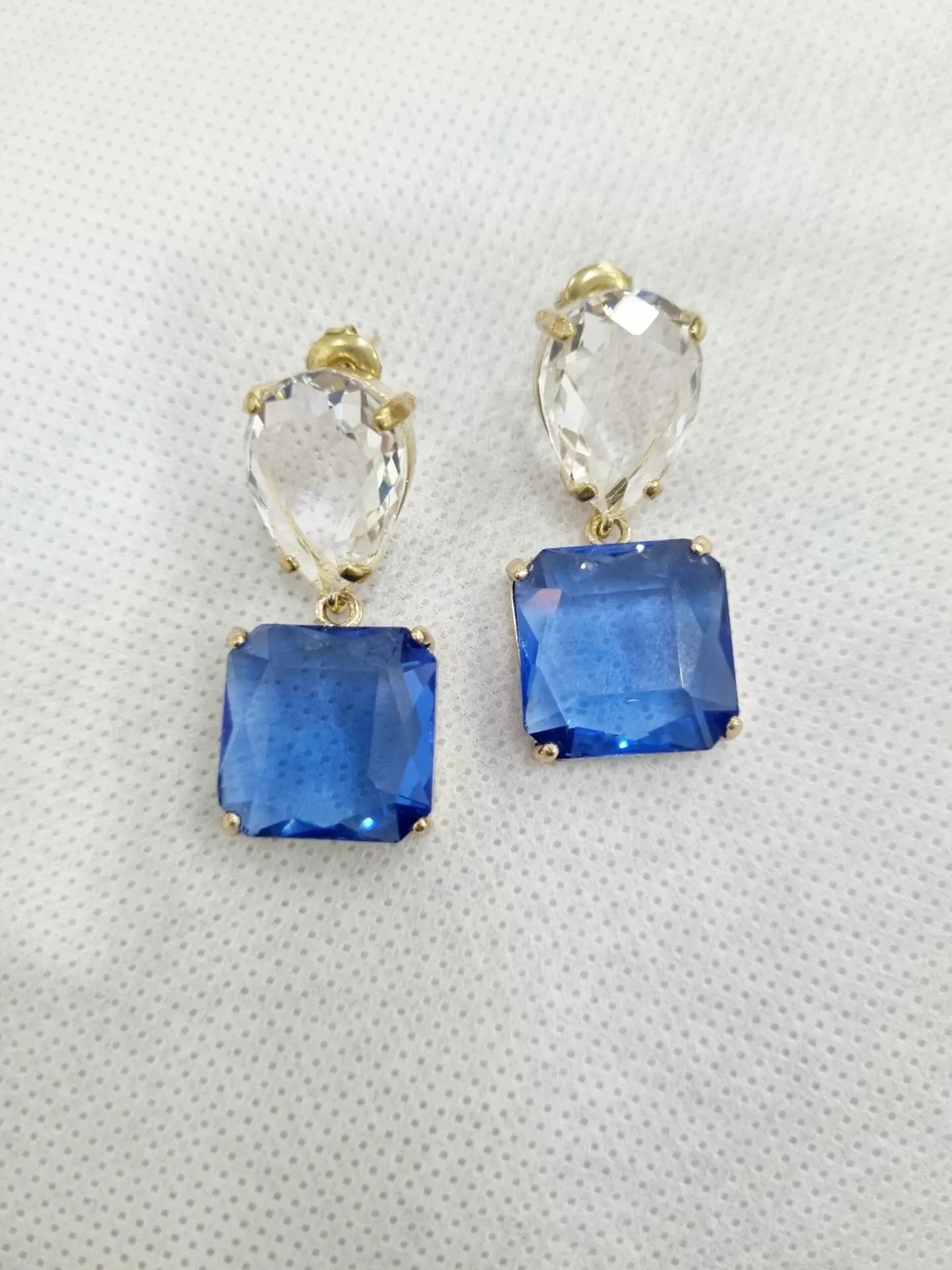 Orecchini realizzati con cristalli.
Lunghezza 3.5cm
Peso8.4gr Spedizione Gratuita