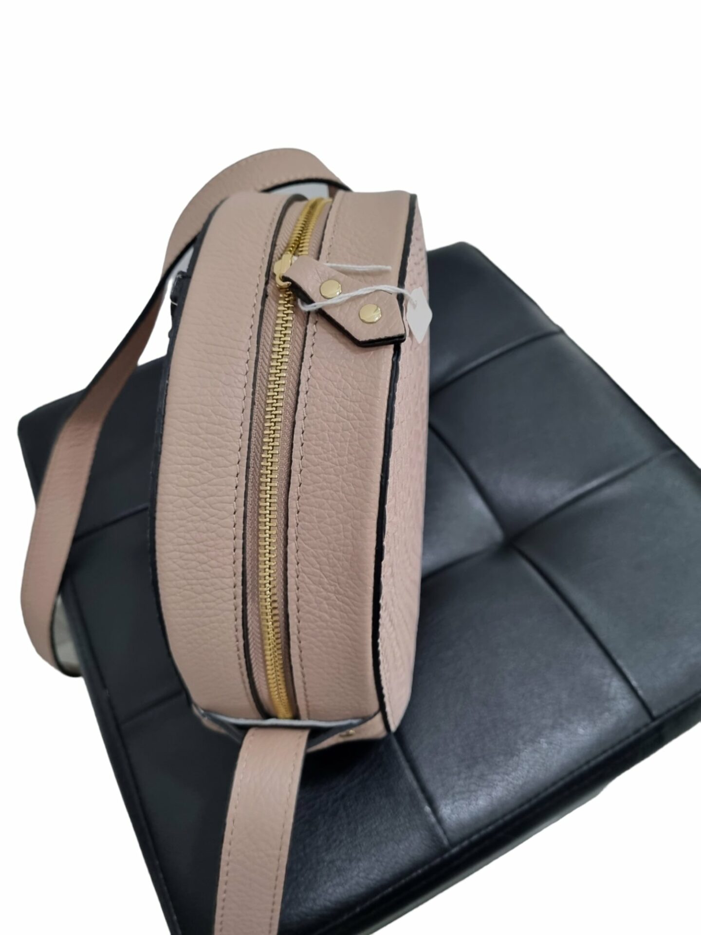 Traccolina in vera pelle intrecciata fronte e retro,made italy, interno in camoscio scomparto unico,Aperturacon zip. tracolla regolabile larga. colore Cipria
misure H21 B 7 L17 Spedizione Gratuita Traccolina in vera pelle intrecciata fronte e retro,made italy, interno in camoscio scomparto unico,Aperturacon zip. tracolla regolabile larga. colore Cipria
misure H21 B 7 L17 Spedizione Gratuita