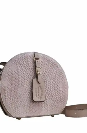 Traccolina in vera pelle intrecciata fronte e retro,made italy, interno in camoscio scomparto unico,Aperturacon zip. tracolla regolabile larga. colore Cipria
misure H21 B 7 L17 Spedizione Gratuita Traccolina in vera pelle intrecciata fronte e retro,made italy, interno in camoscio scomparto unico,Aperturacon zip. tracolla regolabile larga. colore Cipria
misure H21 B 7 L17 Spedizione Gratuita