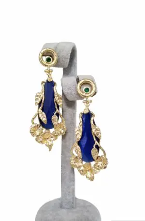 Orecchini realizzati con occhio di gatto blu contornato da foglie in ottone. Perno in ottone con zircone verde.
Peso 11.1gr
Lunghezza 7cm Spedizione Gratuita