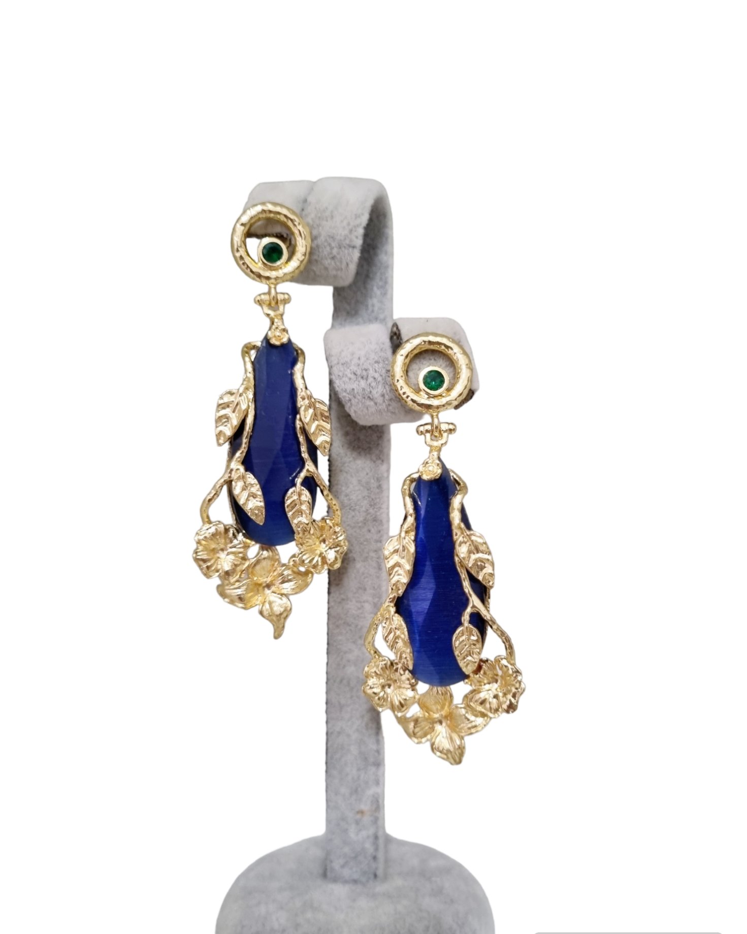 Orecchini realizzati con occhio di gatto blu contornato da foglie in ottone. Perno in ottone con zircone verde.
Peso 11.1gr
Lunghezza 7cm Spedizione Gratuita