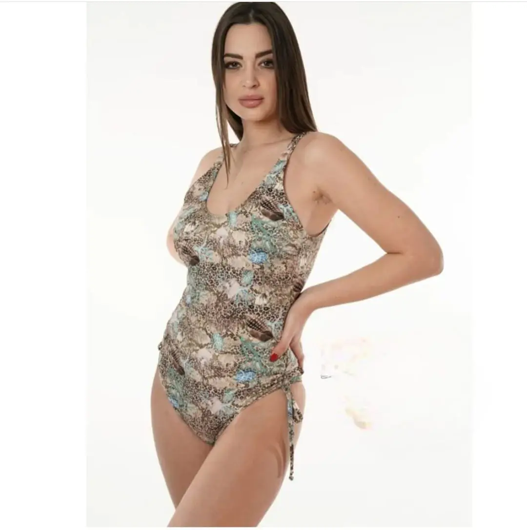 Costume intero con coppe estraibili ,bratelline regolabili, coprente. Fantasia  coralli maculato. Spedizione Gratuita