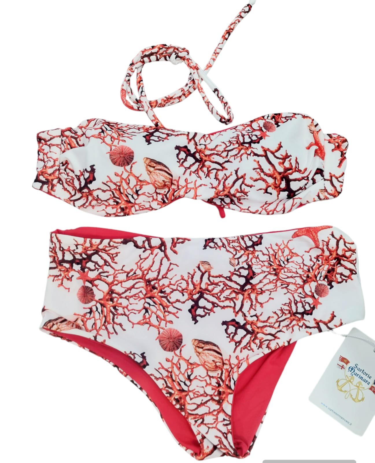 Bichini double face a fascia con possibilità di inserire i laccetti,slip coulotte .
Fantasia corallo e rosso
Taglia S Spedizione Gratuita