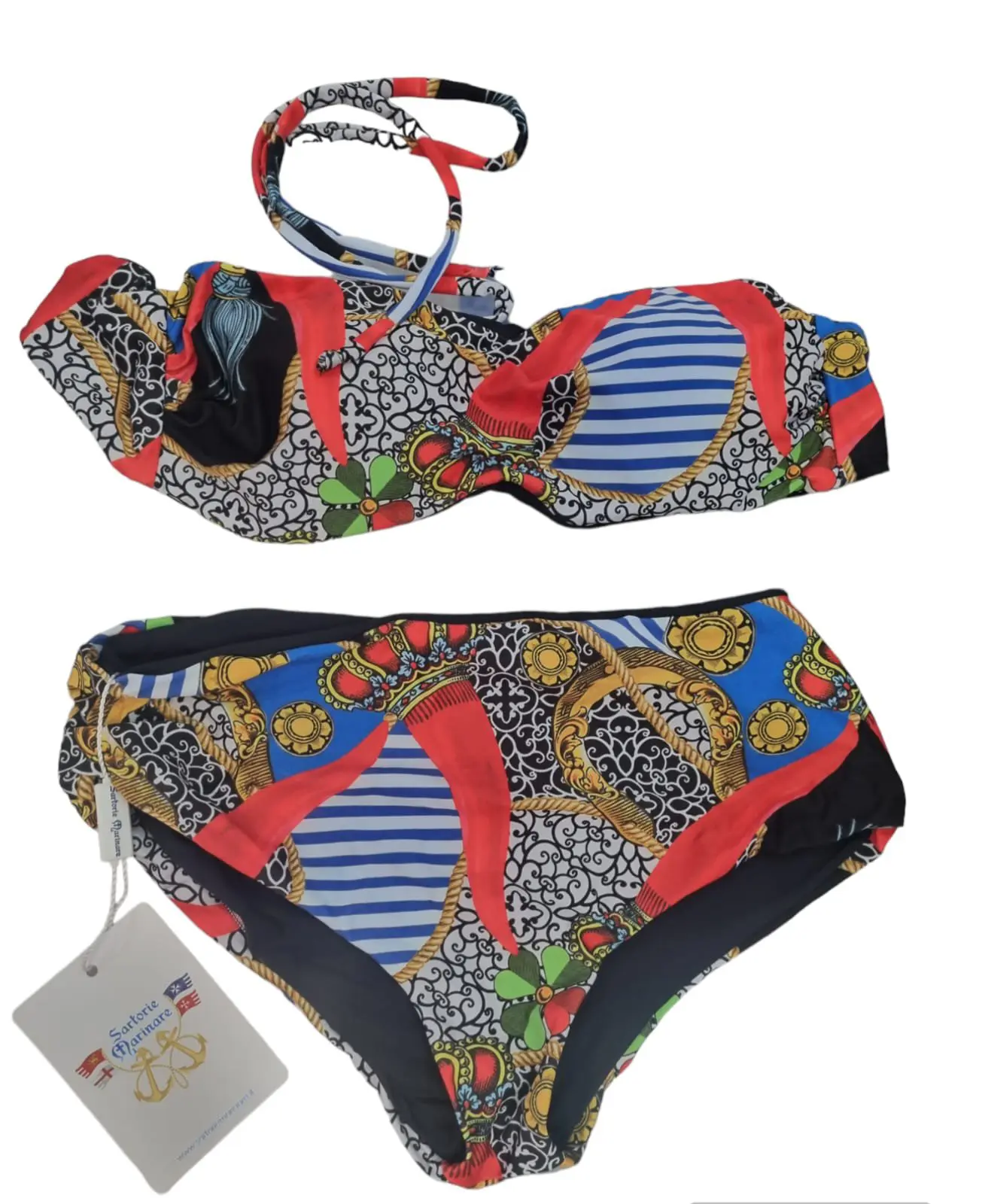 Bichini double face a fascia con possibilità di inserire i laccetti,slip coulotte .
Fantasia Corni e nero Spedizione Gratuita