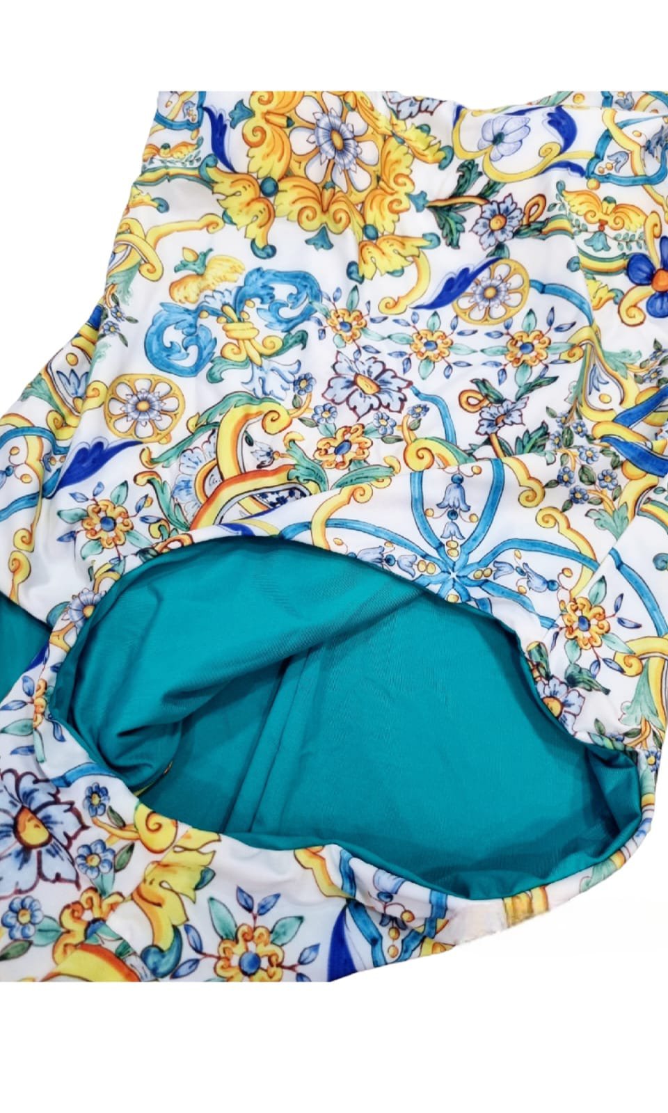 Costume intero reversibile con bratelline regolabili con fiocco e coppe interne.
Fantasia vietri e verde Spedizione Gratuita