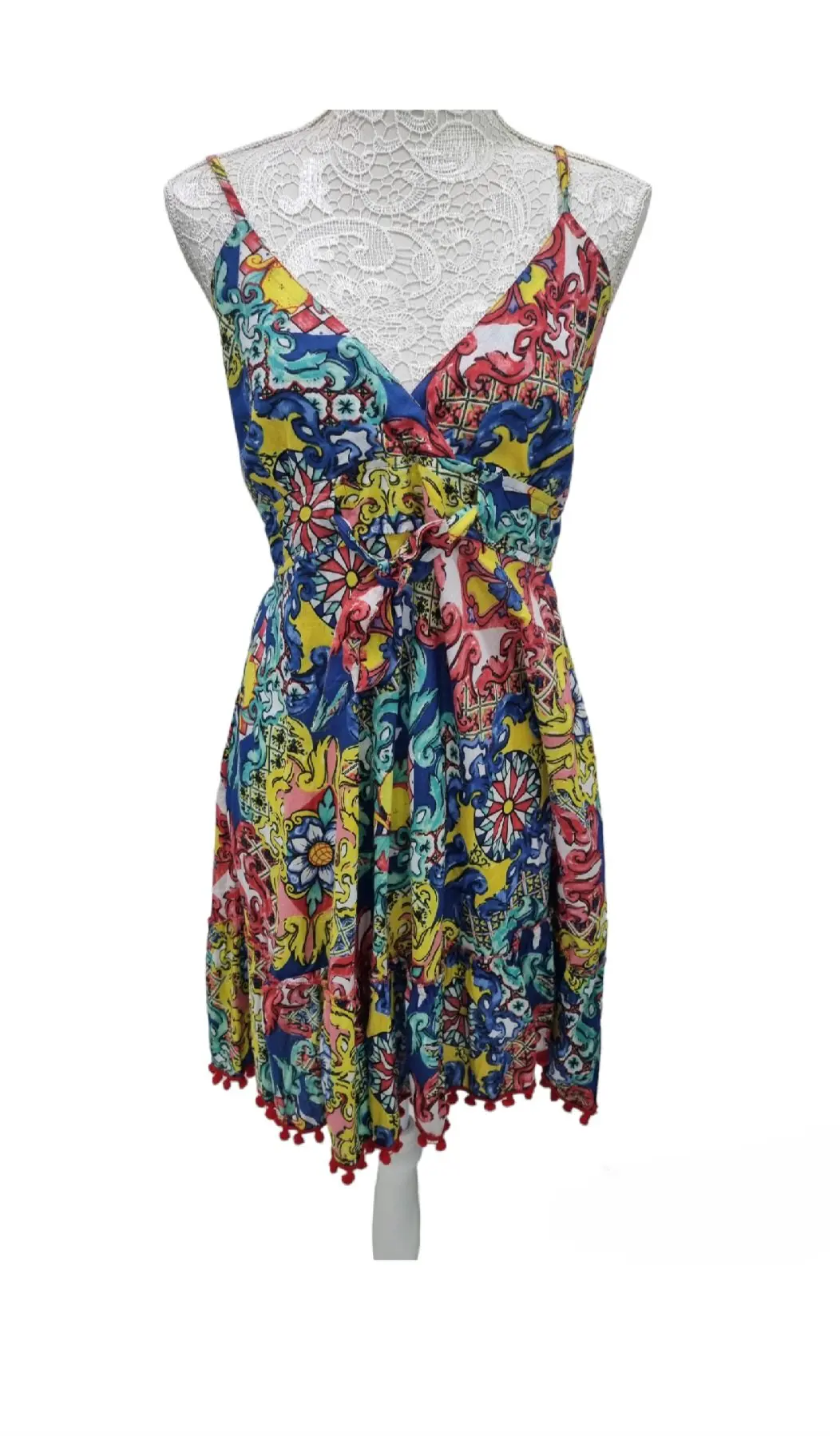 Abito corto 100% cotone  con bratelline regolabili, retro elasticizzato e pom pom finali.  Taglia unica
Fantasia donna Rosalia Spedizione Gratuita