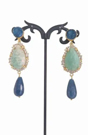 Orecchini realizzati con agata, amazzonite contornata da zirconi, perno druzy.
Lunghezza 7cm
Peso 12.1gr Spedizione Gratuita