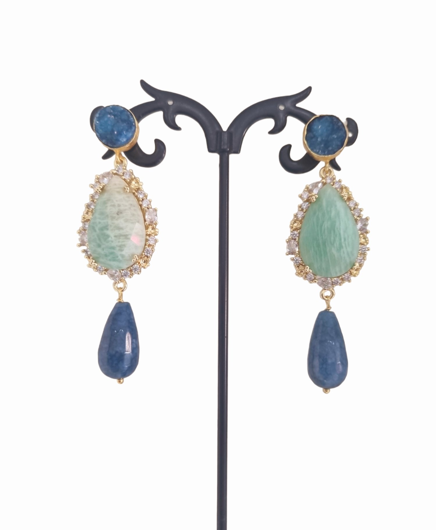 Orecchini realizzati con agata, amazzonite contornata da zirconi, perno druzy.
Lunghezza 7cm
Peso 12.1gr Spedizione Gratuita