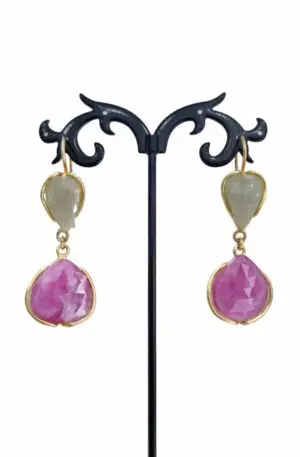 Orecchini realizzati con pietre naturali lavorate con argento925 placcato oro. monachella chiusa.
Peso 6.2gr
Lunghezza 5.5cm Spedizione Gratuita