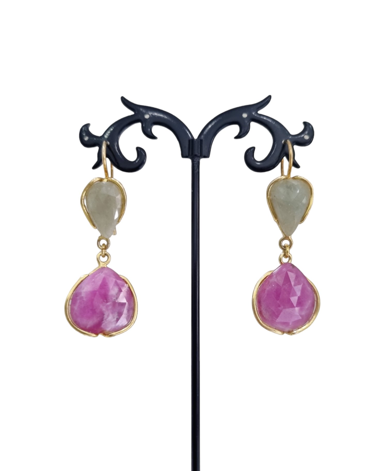 Orecchini realizzati con pietre naturali lavorate con argento925 placcato oro. monachella chiusa.
Peso 6.2gr
Lunghezza 5.5cm Spedizione Gratuita