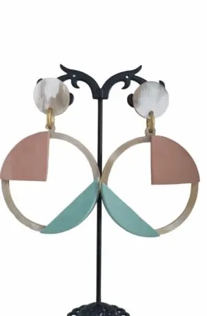 Orecchini realizzati in osso smaltato lucido, montati con perno in argento925. 
Peso 6.5gr
Lunghezza 8cm Spedizione Gratuita