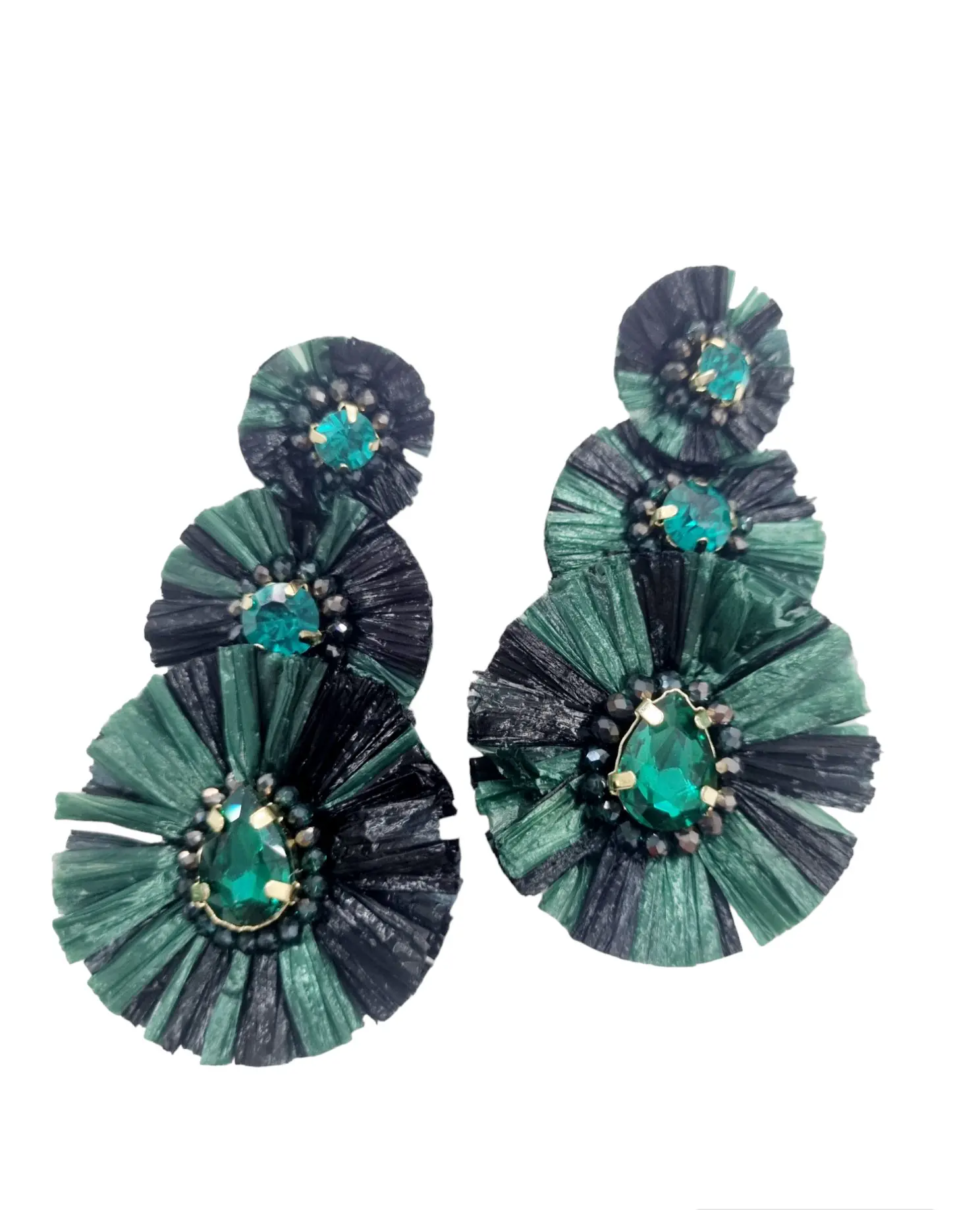 Orecchini realizzati con rafia,cristalli e punti luce. 
Lunghezza 7cm 
Peso 8.9gr Spedizione Gratuita