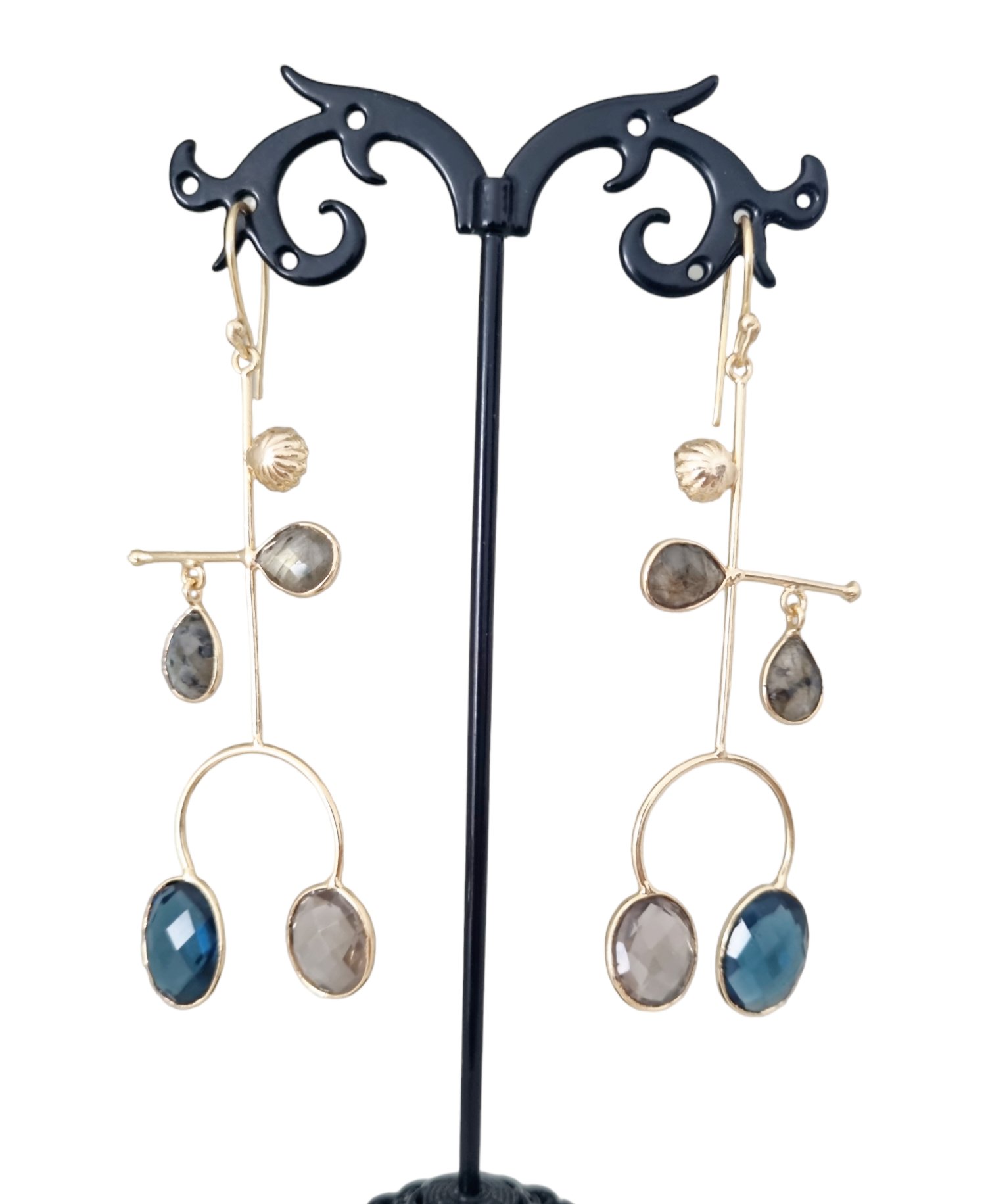 Orecchini realizzati con ottone ,quarzi e labradorite incastonati.
Lunghezza 8.5cm
Peso 5 gr Spedizione Gratuita