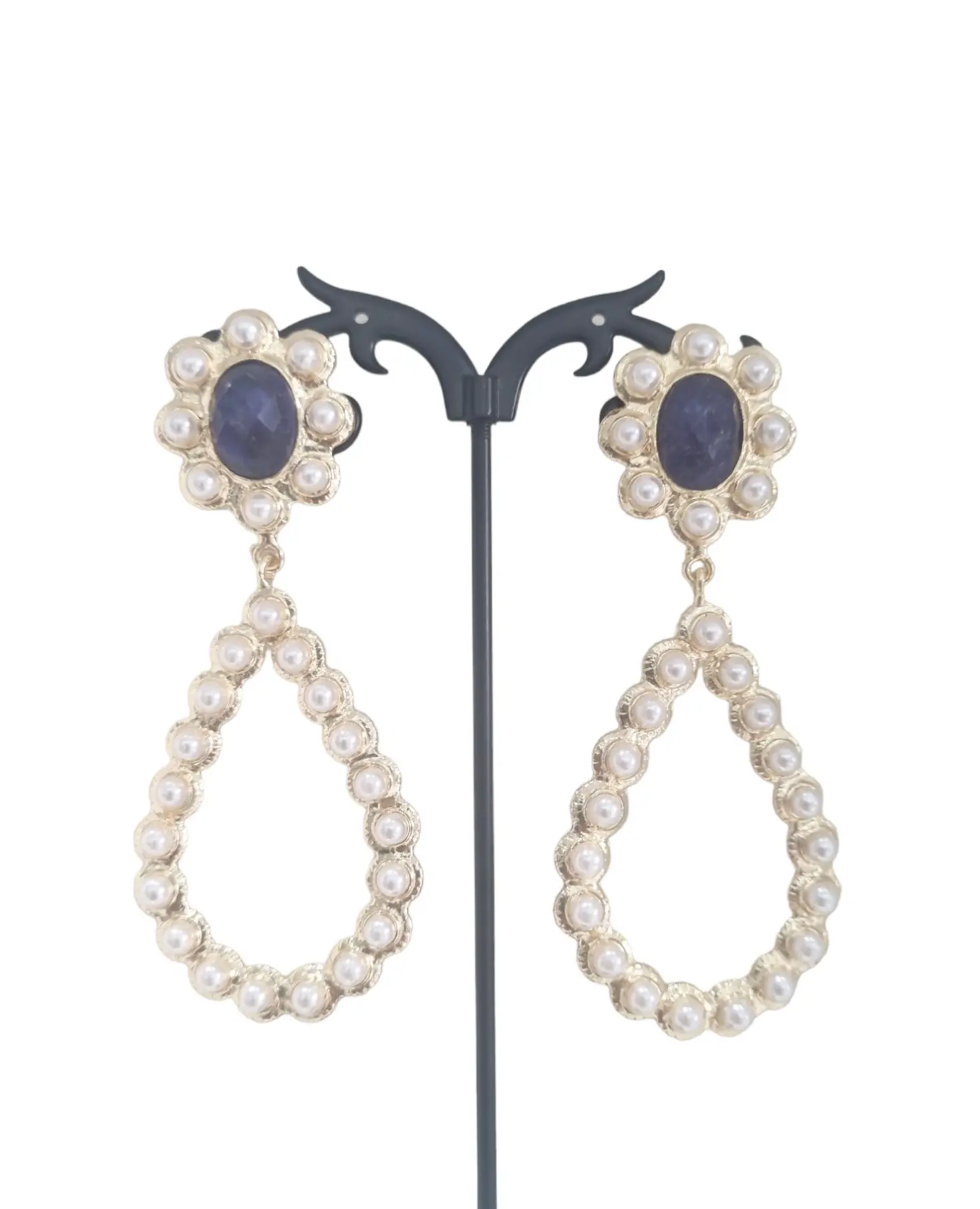 Orecchini realizzati con perle di fiume e lapislazzuli incastonati nell ottone.
Lunghezza 8cm
Peso  16gr Spedizione Gratuita