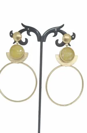 Orecchini  realizzati con ottone e  pietra naturale gialla incastonata.
Lunghezza 7.5cm
Peso 6.5gr Spedizione Gratuita