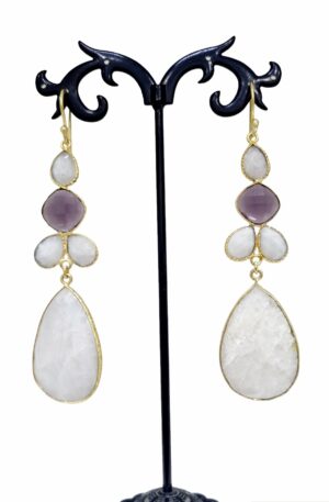 Orecchini  realizzati con ametista e pietra di luna circondati da ottone.
Lunghezza 9cm
Peso 8.9gr Spedizione Gratuita