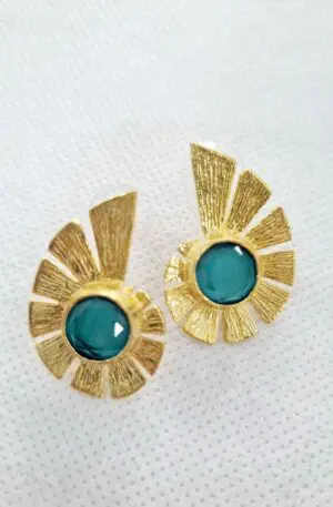 Orecchini lobo con ago realizzati con ottone ed occhio di gatto verde gucci – Lunghezza 3 cm peso 5gr Design unico e moderno Spedizione Gratuita