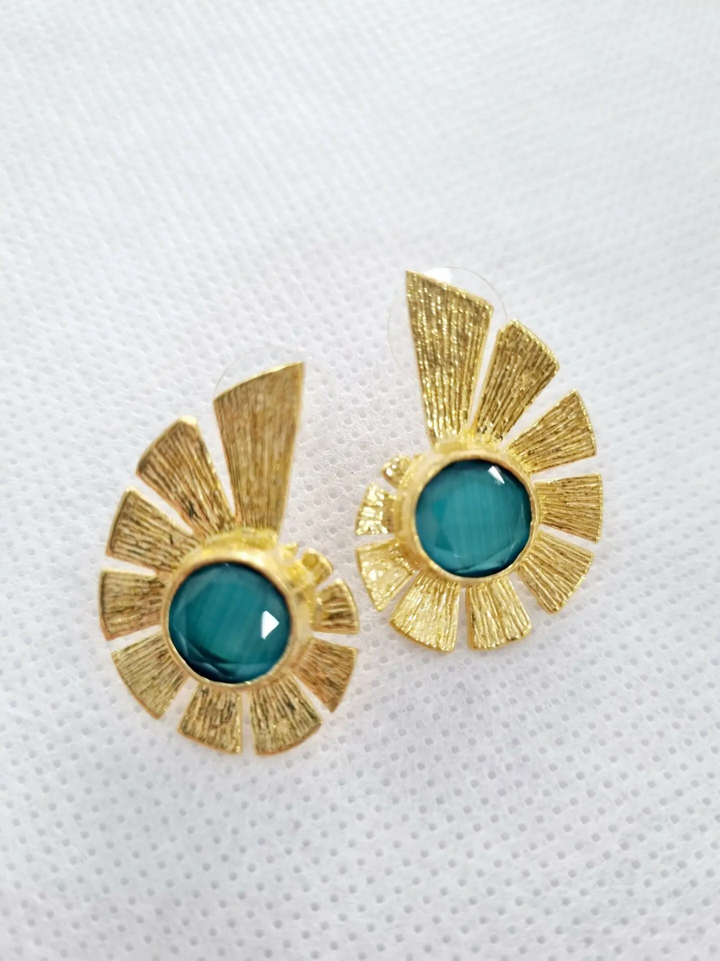 Orecchini lobo con ago realizzati con ottone ed occhio di gatto verde gucci – Lunghezza 3 cm peso 5gr Design unico e moderno Spedizione Gratuita