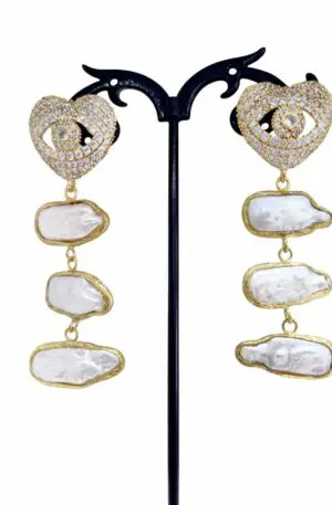 Orecchini realizzati con perle di fiume incastonate nell’ottone e perno di zirconi con ago e farfalla.   Lunghezza 6.5cm Peso 8.8gr Spedizione Gratuita