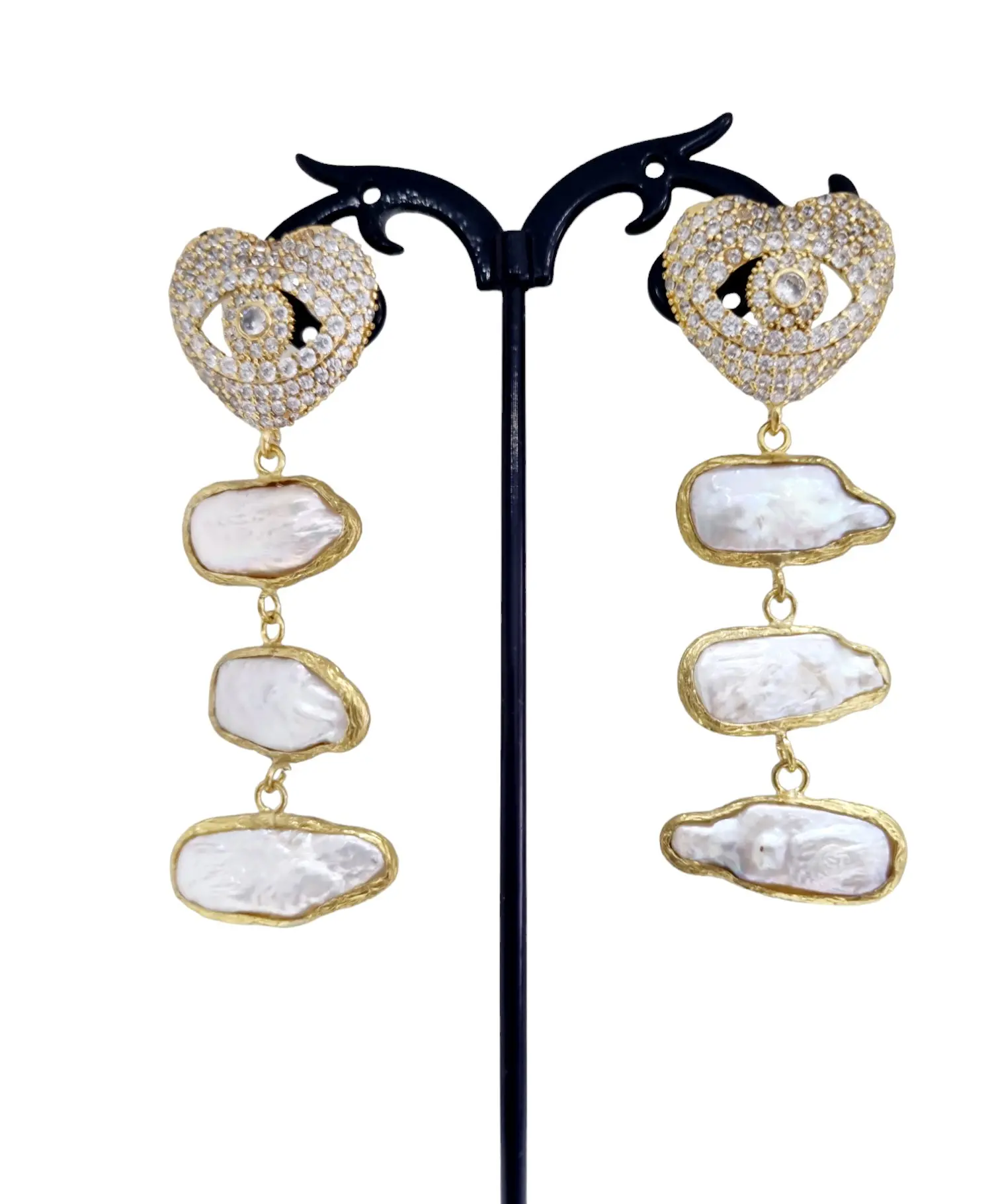 Orecchini realizzati con perle di fiume incastonate nell’ottone e perno di zirconi con ago e farfalla.   Lunghezza 6.5cm Peso 8.8gr Spedizione Gratuita