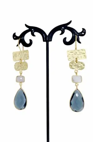 Orecchini  realizzati con ottone, quarzo e pietra di luna. Peso 4.1gr Lunghezza 7cm Spedizione Gratuita
