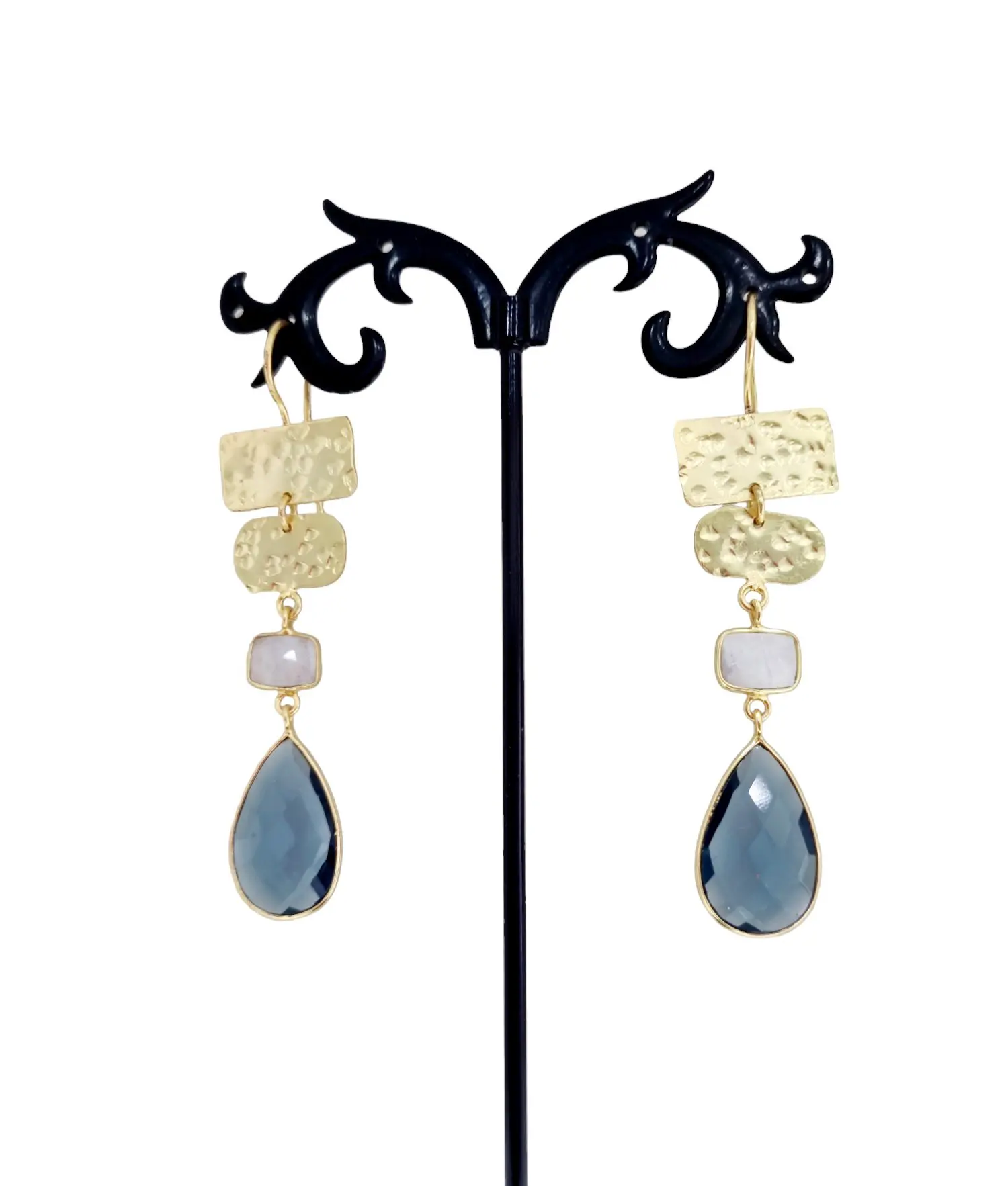 Orecchini  realizzati con ottone, quarzo e pietra di luna. Peso 4.1gr Lunghezza 7cm Spedizione Gratuita