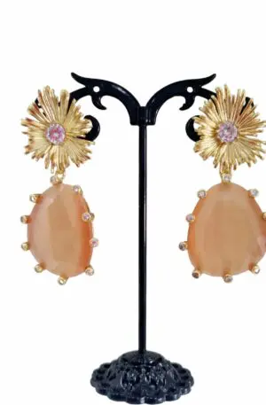 Orecchini  realizzati con occhio di gatto circondato da ottone e zirconi incastonati. Lunghezza 5cm Peso 12.9gr Spedizione Gratuita