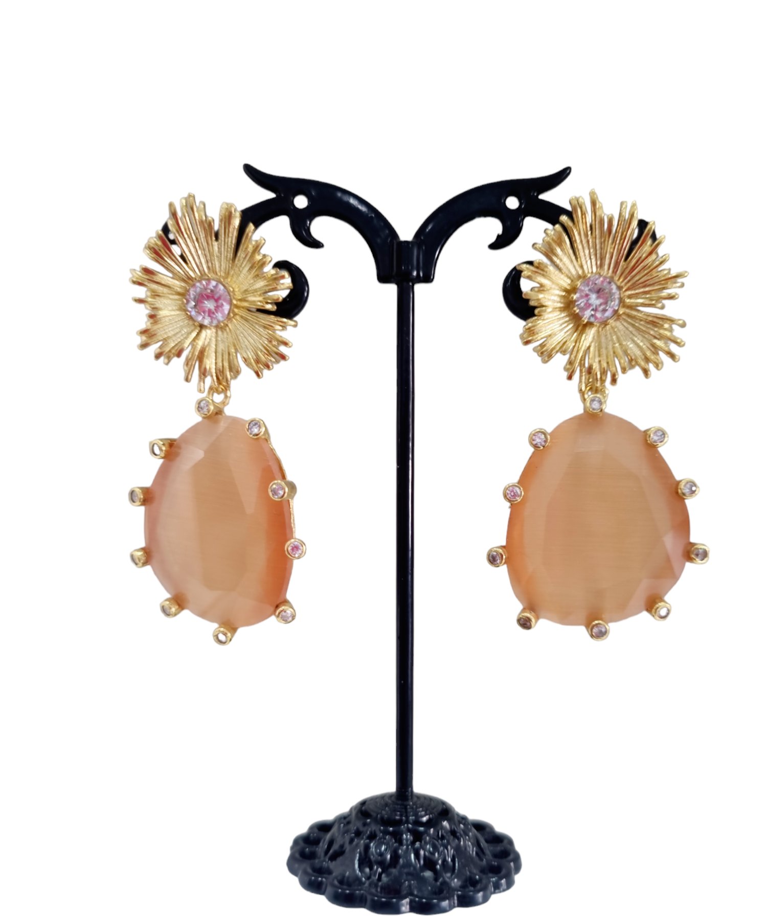 Orecchini  realizzati con occhio di gatto circondato da ottone e zirconi incastonati. Lunghezza 5cm Peso 12.9gr Spedizione Gratuita