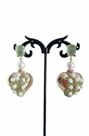 Orecchini realizzati con cuore dorato, quarzi e perle di maiorca. Lunghezza 5cm Peso 8.1gr Spedizione Gratuita