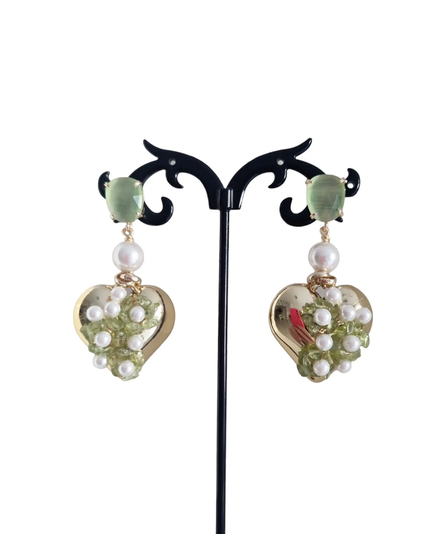 Orecchini realizzati con cuore dorato, quarzi e perle di maiorca. Lunghezza 5cm Peso 8.1gr Spedizione Gratuita