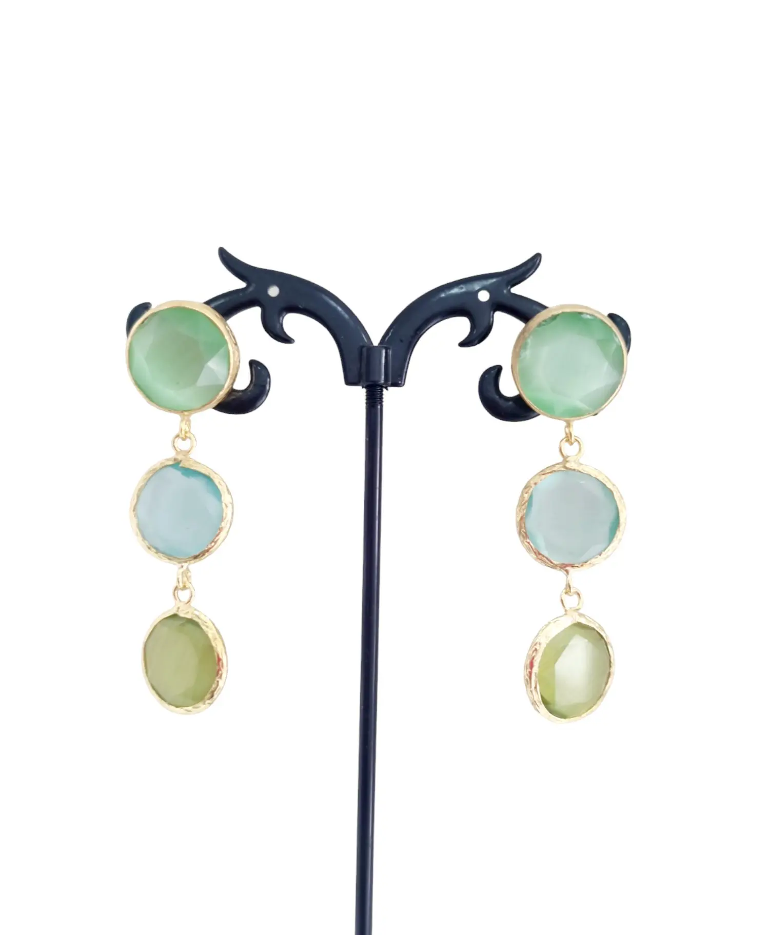 Orecchini  realizzati con occhio di gatto circondati da ottone. Lunghezza 5cm Peso 6.2gr Spedizione Gratuita