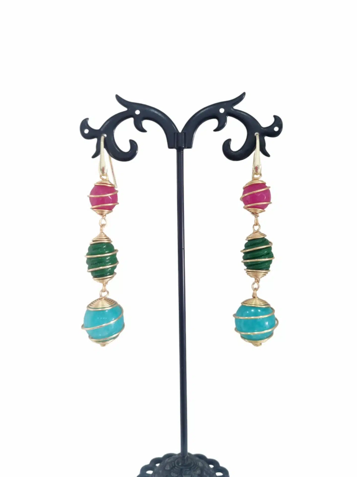 Orecchini realizzati con agata multicolore contornata da acciaio e monachella in argento925 placcata oro. Lunghezza 6.5cm Peso 8.8gr Spedizione Gratuita